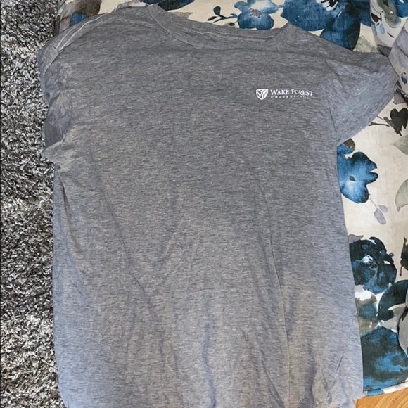 uscape apparel Tops - cute wake forest t shirt with sky line